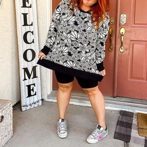 LuLaRoe Hannah Crewneck Sweatshirt  Black and off white. Size L